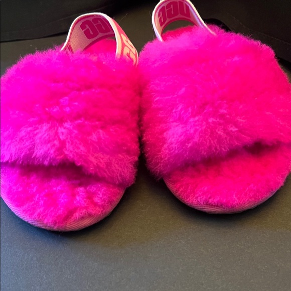UGG Infants/kids Bright Pink Fluffy Slippers - Picture 6 of 6